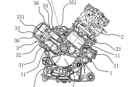 QJMotor Einzylinder Patentzeichnung – Gesamtansicht des Kurbelgehäuses im Schnitt, das äußerlich wie ein 80-Grad-V2 aussieht: ein Arbeitszylinder mit Zylinderkopf (rechts) und ein blindes, kopfloses Ausgleichszylinder-Gehäuse (links) mit Steuerkettenrädern, USPTO-Patentanmeldung von Zhejiang Qianjiang Motorcycle
