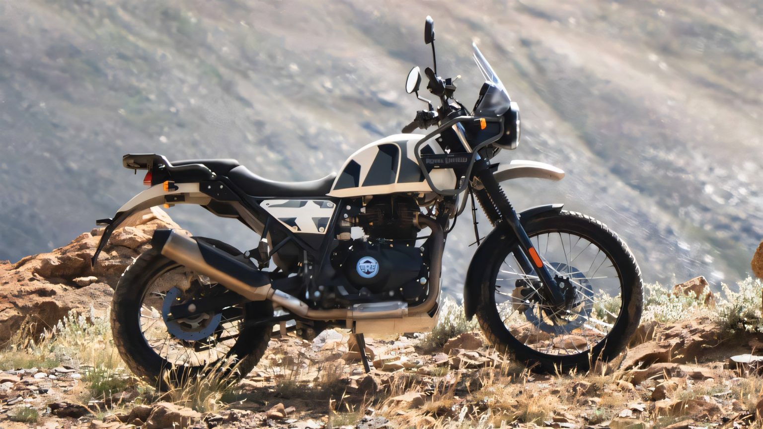 Royal Enfield Himalayan 440 Is Here: Cheaper Than Expected, India Only Royal Enfield Himalayan 440 2026 – Nelong White in Dreiviertelansicht auf Geröllpiste vor Berghang