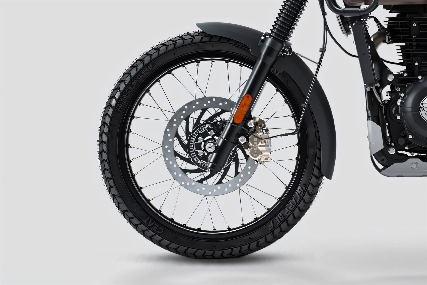 Royal Enfield Himalayan 440 Is Here: Cheaper Than Expected, India Only 2 Royal Enfield Himalayan 440 2026 – Detail des 21-Zoll-Speichen-Vorderrads mit Scheibenbremse vor grauem Studiohintergrund