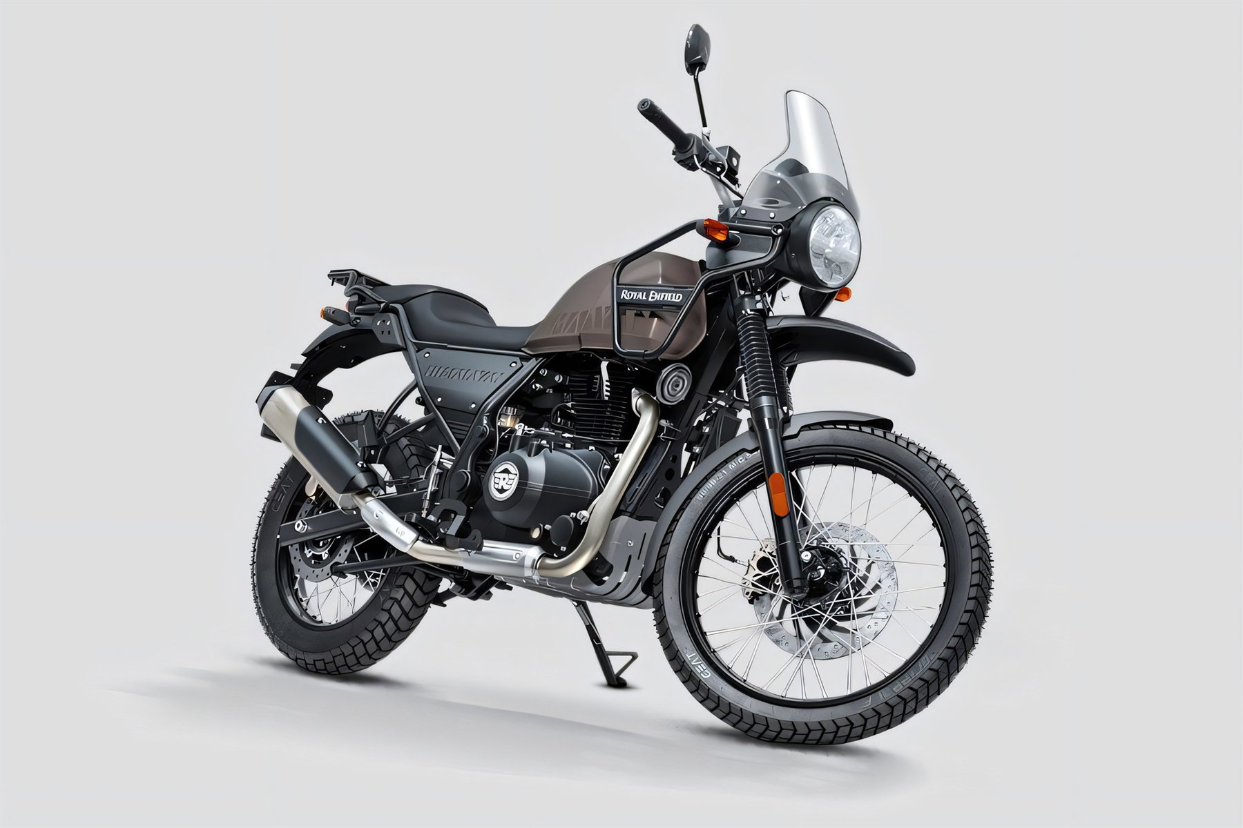 Royal Enfield Himalayan 440 Is Here: Cheaper Than Expected, India Only 1 Royal Enfield Himalayan 440 2026 – Dreiviertelansicht von vorne rechts in Mustang Brown vor grauem Studiohintergrund