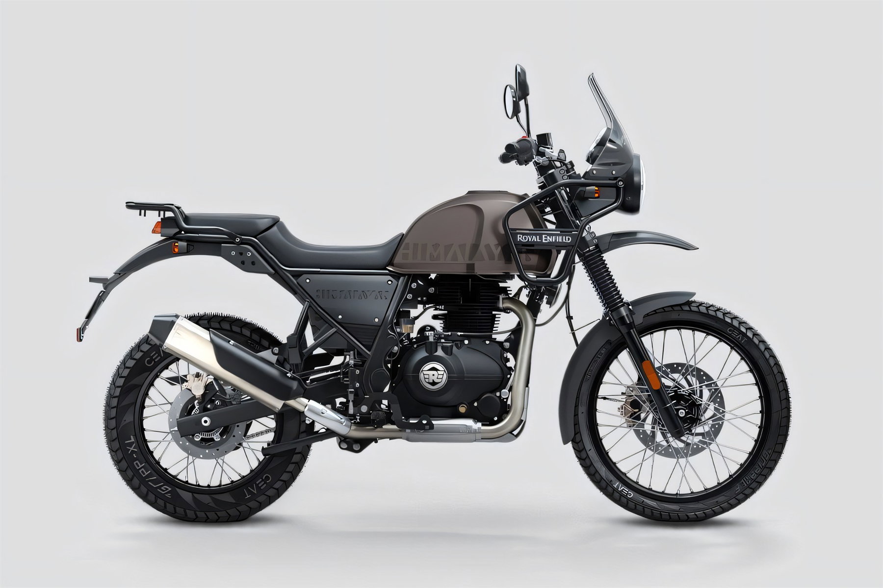 Royal Enfield Himalayan 440 Is Here: Cheaper Than Expected, India Only 3 Royal Enfield Himalayan 440 2026 – Seitenansicht von rechts in Mustang Brown vor grauem Studiohintergrund