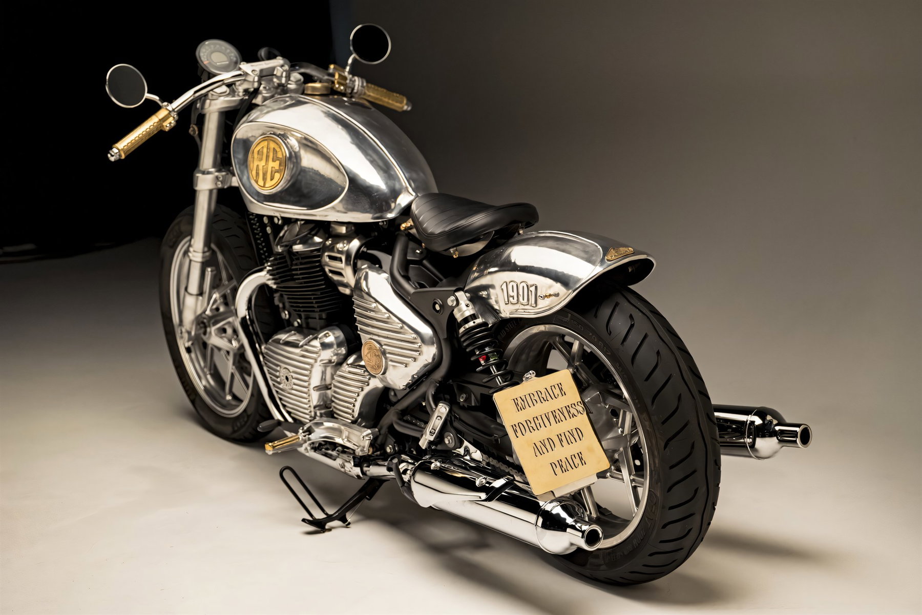 Royal Enfield Parivar: Shotgun 650 Custombike verlost 7 Royal Enfield Parivar 2026 – Dreiviertelansicht von hinten links mit gegossenem Aluminium-Heckschutzblech und tiefergelegtem Heck