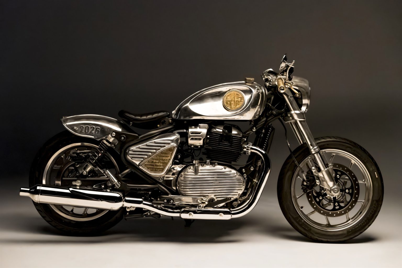 Royal Enfield Parivar: Shotgun 650 Custombike verlost Royal Enfield Parivar 2026 – Seitenansicht von rechts mit poliertem Aluminiumtank, Solositz und tiefergelegtem Heck