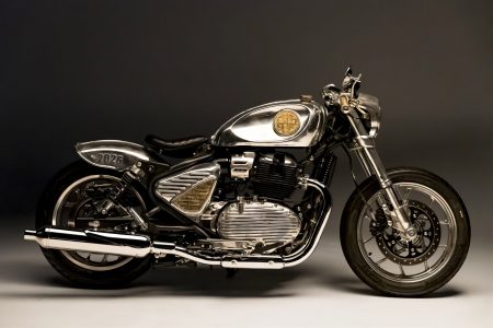 Royal Enfield Parivar 2026 – Seitenansicht von rechts mit poliertem Aluminiumtank, Solositz und tiefergelegtem Heck