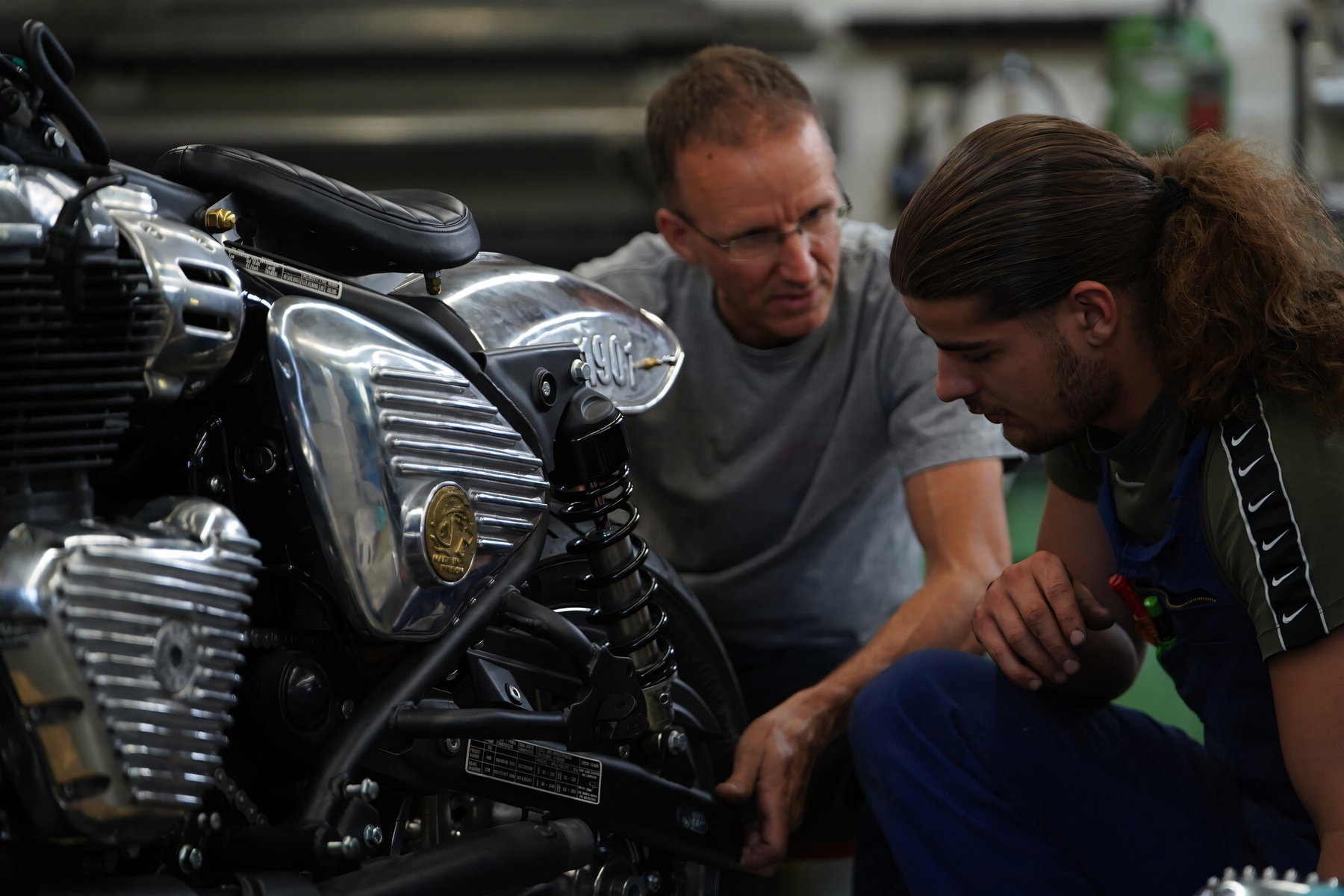 Royal Enfield Parivar: Shotgun 650 Custombike verlost 1 Arbeiten an der Royal Enfield Parivar 2026 in der Motorradwerkstatt Glemseck Moto, Anleitung und Mitarbeit am aufgebauten Motorrad