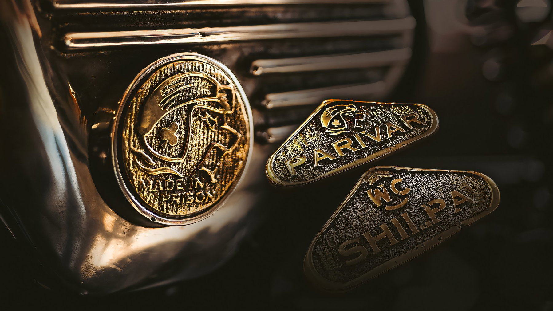 Royal Enfield Parivar: Shotgun 650 Custombike verlost 6 Gegossene Messing-Embleme mit den Schriftzügen Made in Prison, Parivar und Shilpa auf poliertem Aluminium