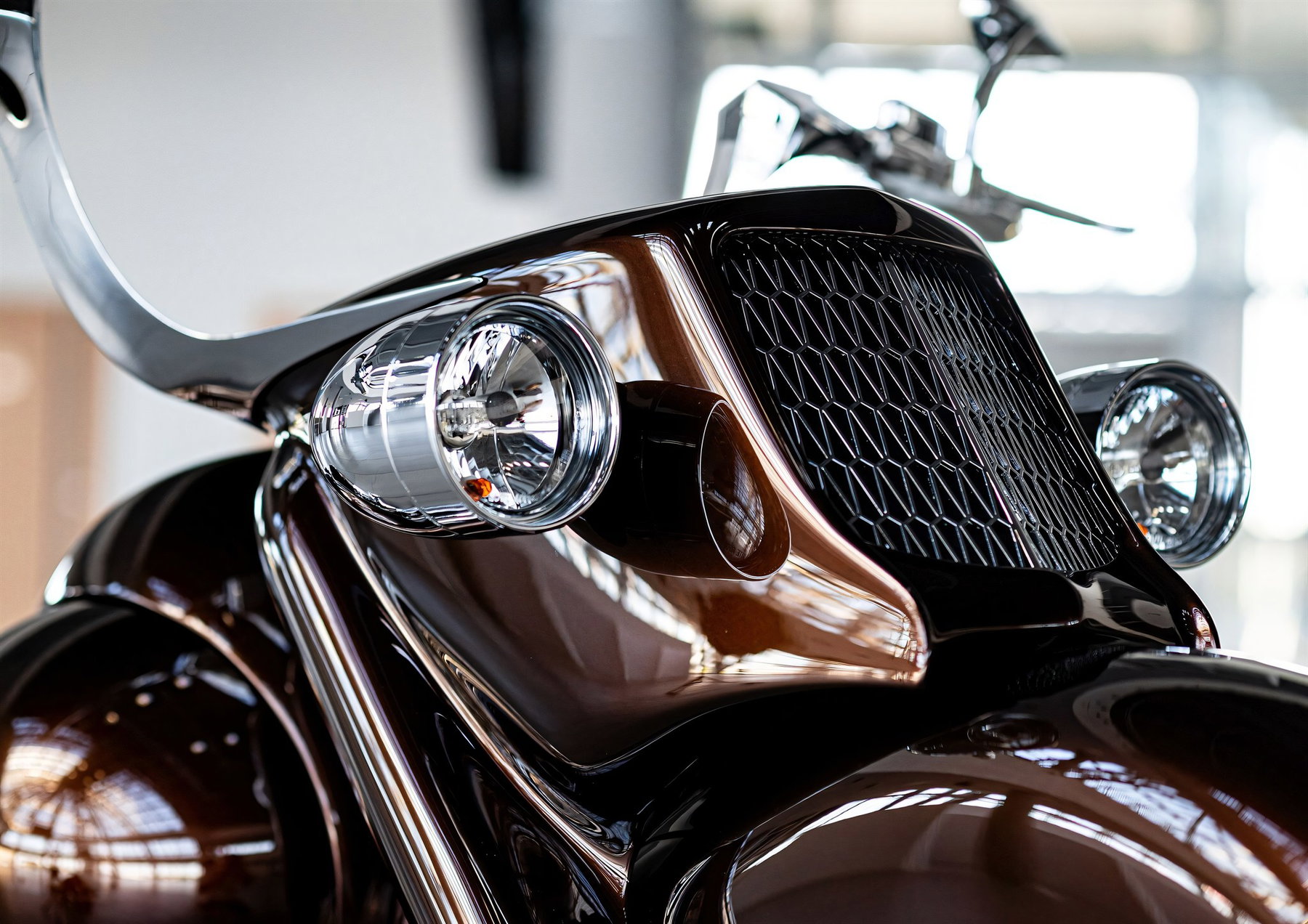 Slow Burn: How Game Over Cycles Turned a 1936 Auburn Into a Bagger 2 Detailansicht der Frontpartie der Slow Burn Bagger mit rundem Scheinwerfer, schwarzem Wabengrill im Art-Deco-Stil und verchromtem Lenker