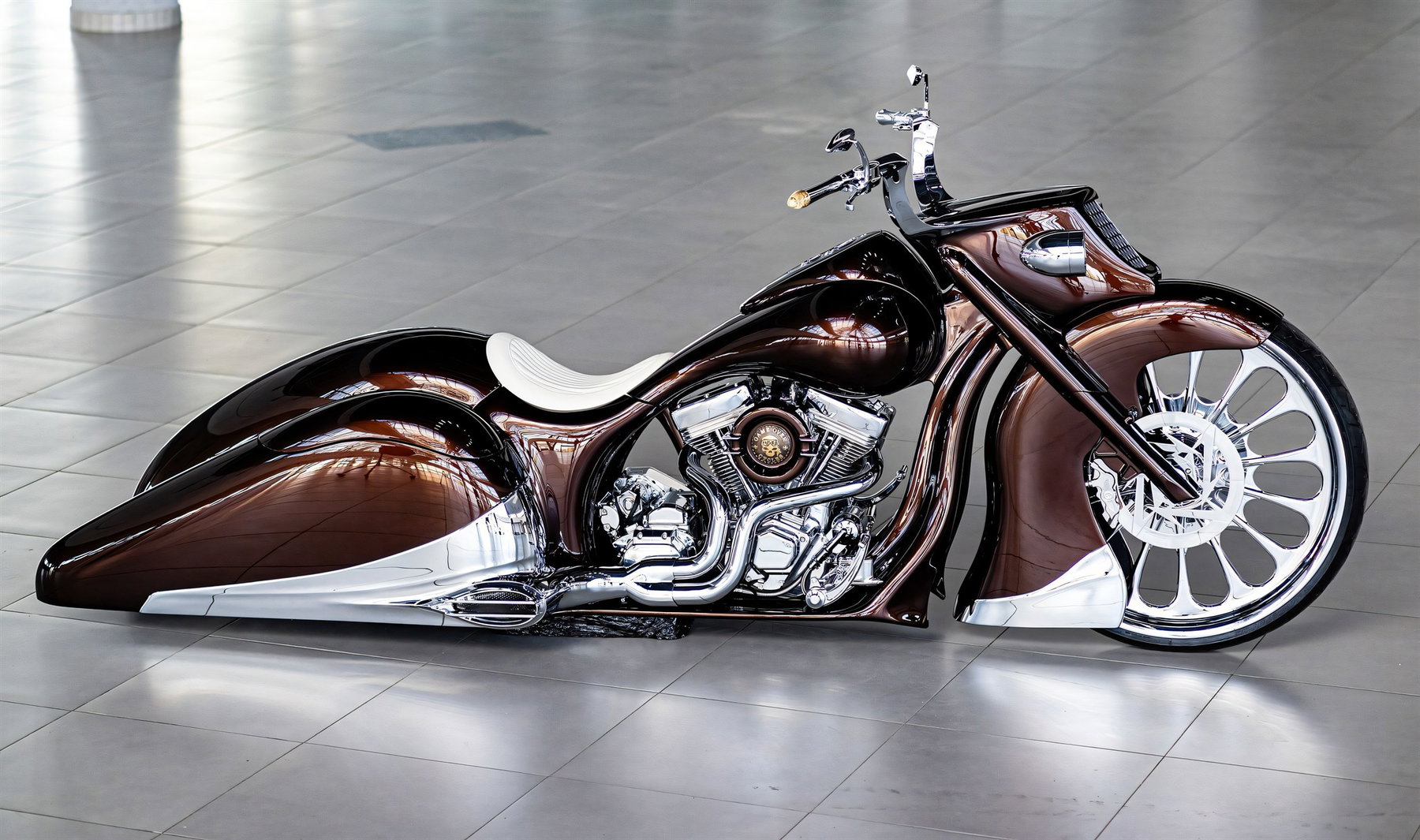 Slow Burn: How Game Over Cycles Turned a 1936 Auburn Into a Bagger 3 Slow Burn Bagger in Seitenansicht in einem modernen Showroom, kupferfarbener Lack mit schwarzen Verlaufsakzenten, weisser Sattel und Chrom-V2-Motor