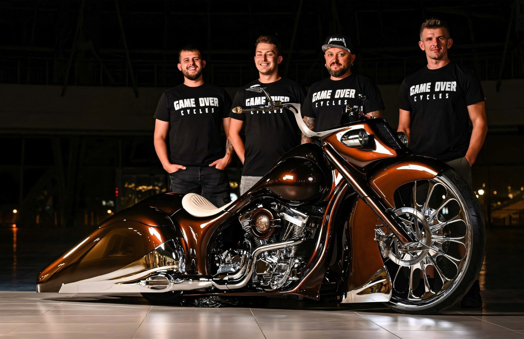 Slow Burn: How Game Over Cycles Turned a 1936 Auburn Into a Bagger 1 Vier Mitglieder von Game Over Cycles stehen bei Nacht in einer Halle hinter der Slow Burn Bagger, alle in schwarzen Game-Over-Cycles-Shirts