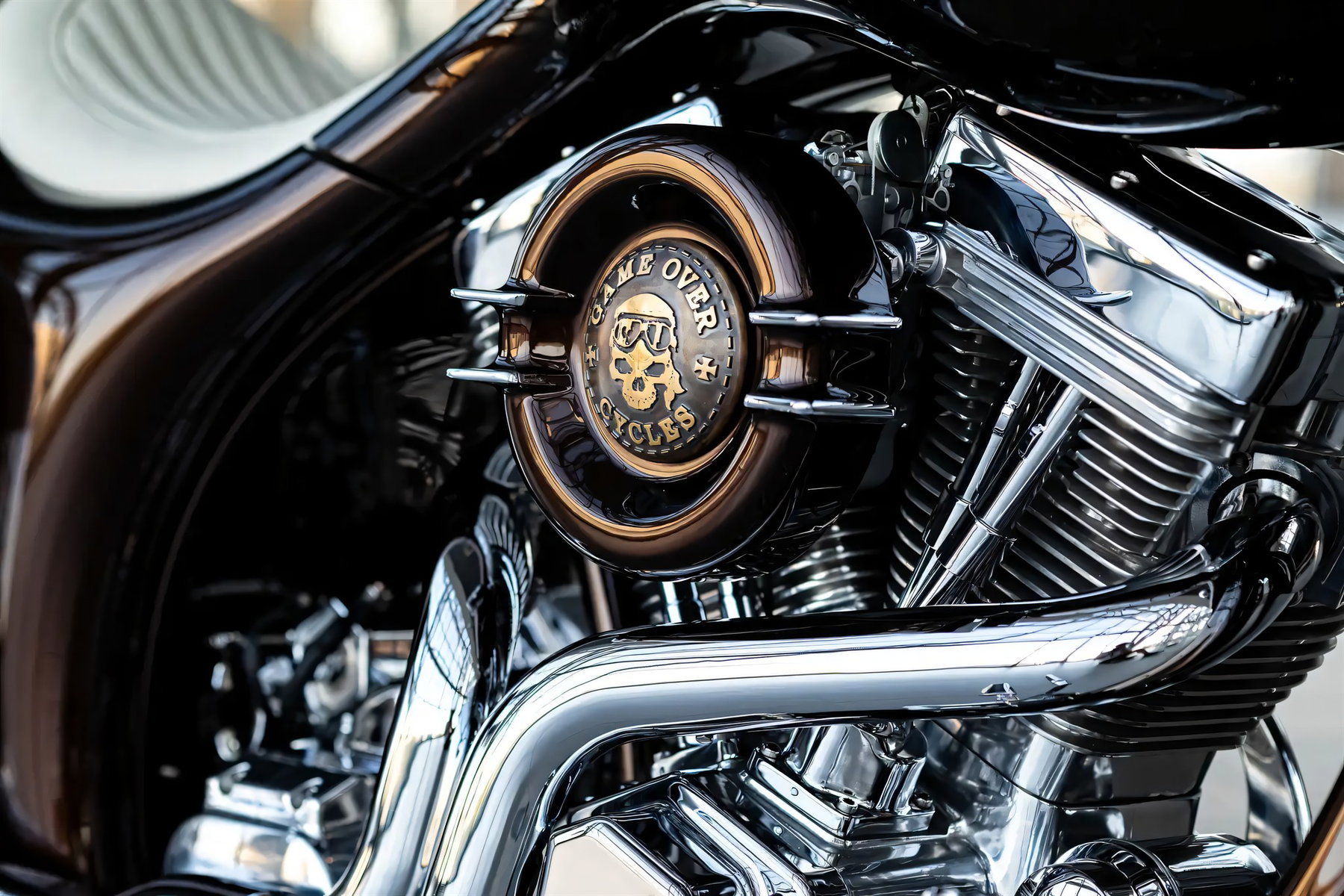 Slow Burn: How Game Over Cycles Turned a 1936 Auburn Into a Bagger 5 Detailaufnahme des goldenen Game-Over-Cycles-Totenkopf-Emblems am Luftfilter des verchromten V2-Motors der Slow Burn Bagger
