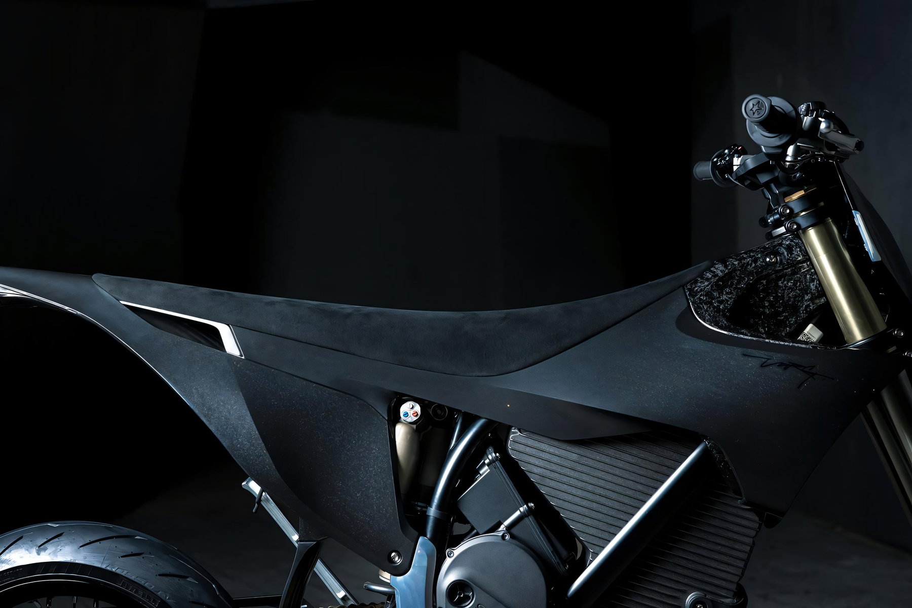 Stark VARG SM Sköll: What the Black 500-Unit Edition Really Changes 3 Stark VARG SM Sköll 2026 – Detailaufnahme Hinterradschwinge und Federbein von der Seite