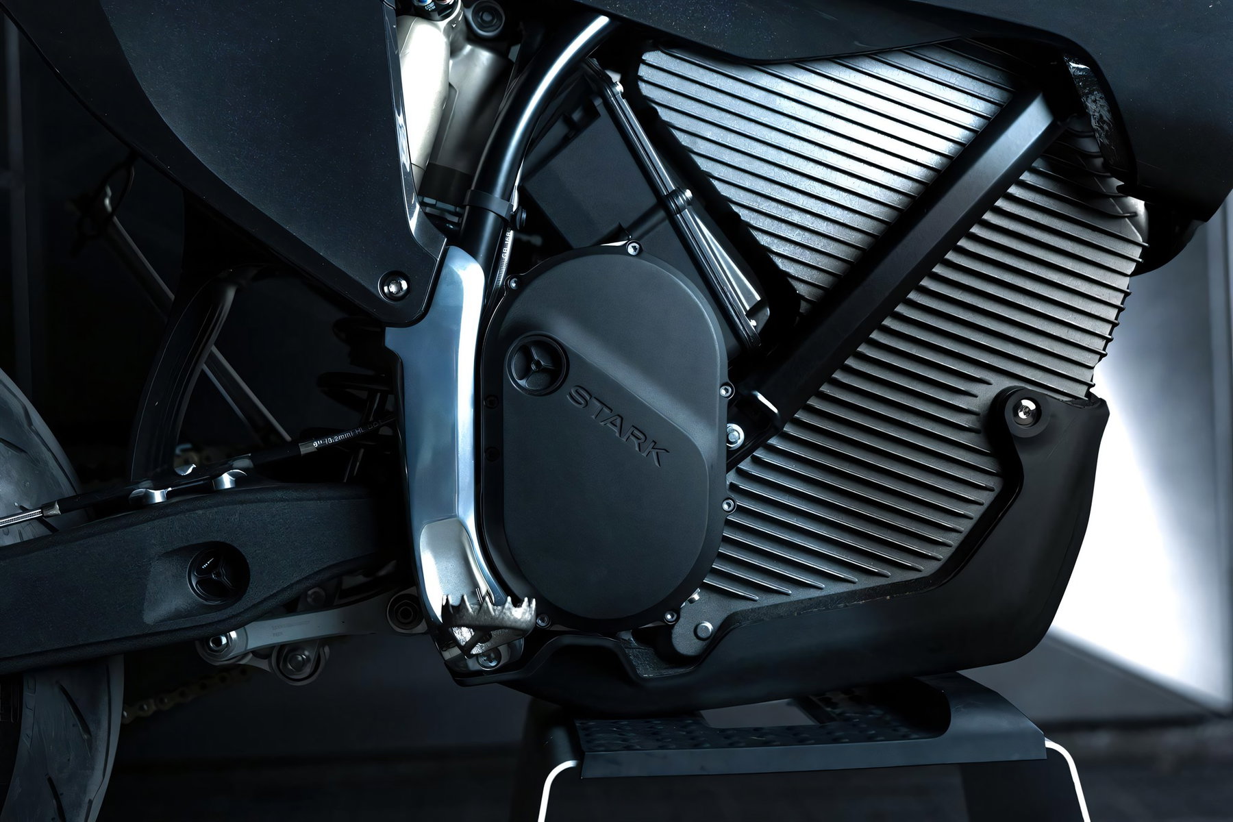 Stark VARG SM Sköll: What the Black 500-Unit Edition Really Changes 2 Stark VARG SM Sköll 2026 – Detailaufnahme des schwarzen Motorgehäuses mit Stark-Schriftzug und goldener Antriebskette