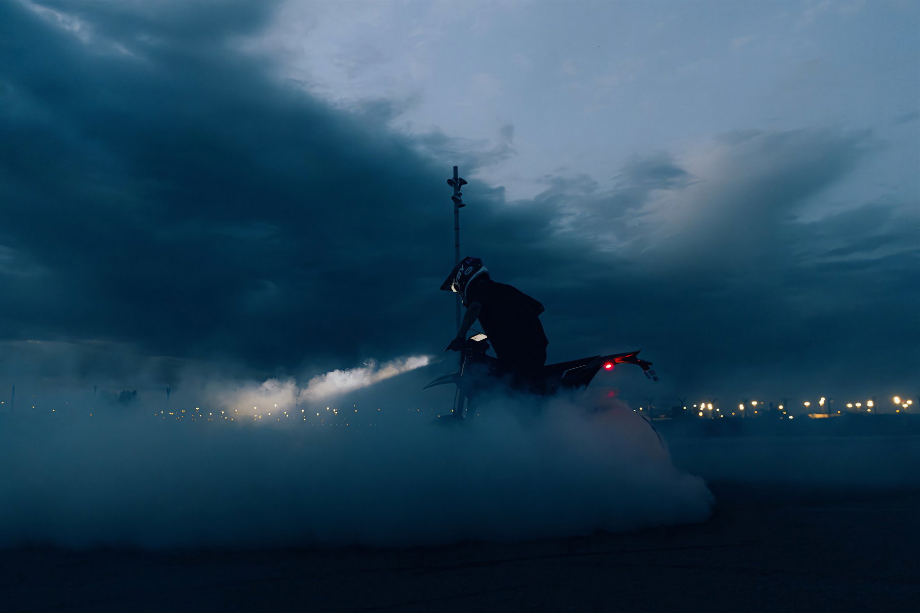 Stark VARG SM Sköll: What the Black 500-Unit Edition Really Changes 5 Stark VARG SM Sköll 2026 – Burnout bei Sonnenuntergang mit dramatischem Wolkenhimmel und Rauchentwicklung