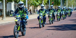 Lange Kolonne von Metropolitan-Police-Beamten in gelb-schwarzer Uniform auf Sur-Ron-Ultra-Bee-Polizeimotorraedern faehrt auf der baumgesaeumten Prachtstrasse The Mall in London