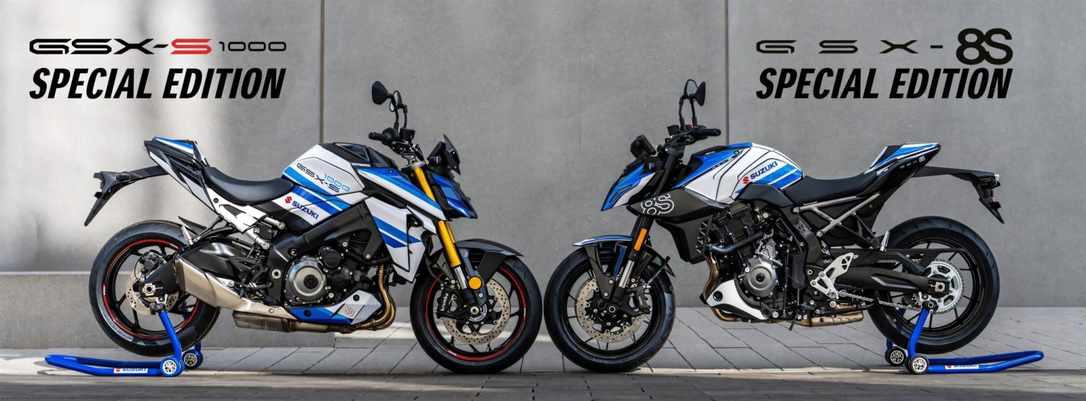 Suzuki GSX-S1000 Special Edition und Suzuki GSX-8S Special Edition 2026 nebeneinander im weiß-blauen Retro-Dekor vor grauer Betonwand