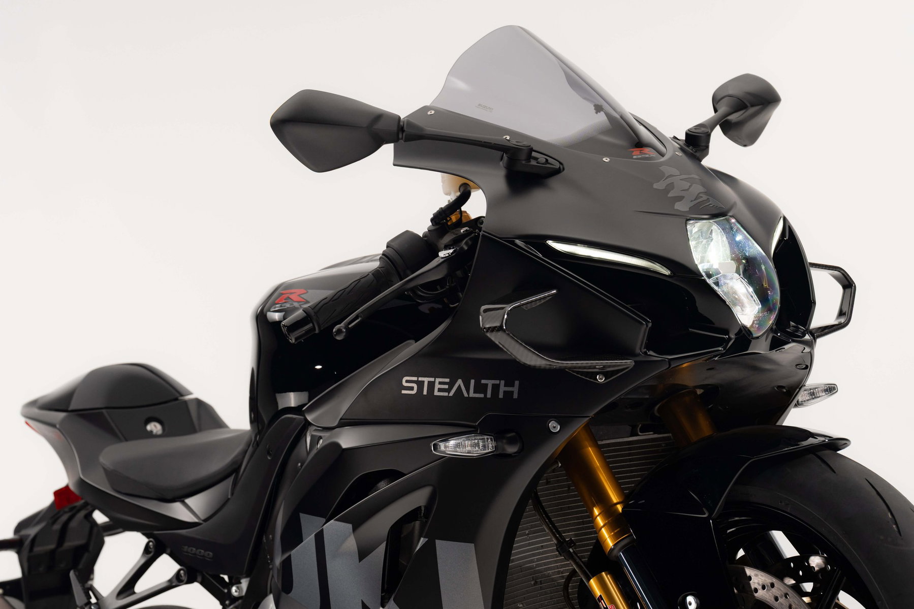 Suzuki GSX-R1000R Stealth: Zehn schwarze Exemplare, Verkauf nur online 1 Suzuki GSX-R1000R Stealth – Dreiviertelansicht von vorn mit STEALTH-Schriftzug und Suzuki-Schriftzug auf der Verkleidung