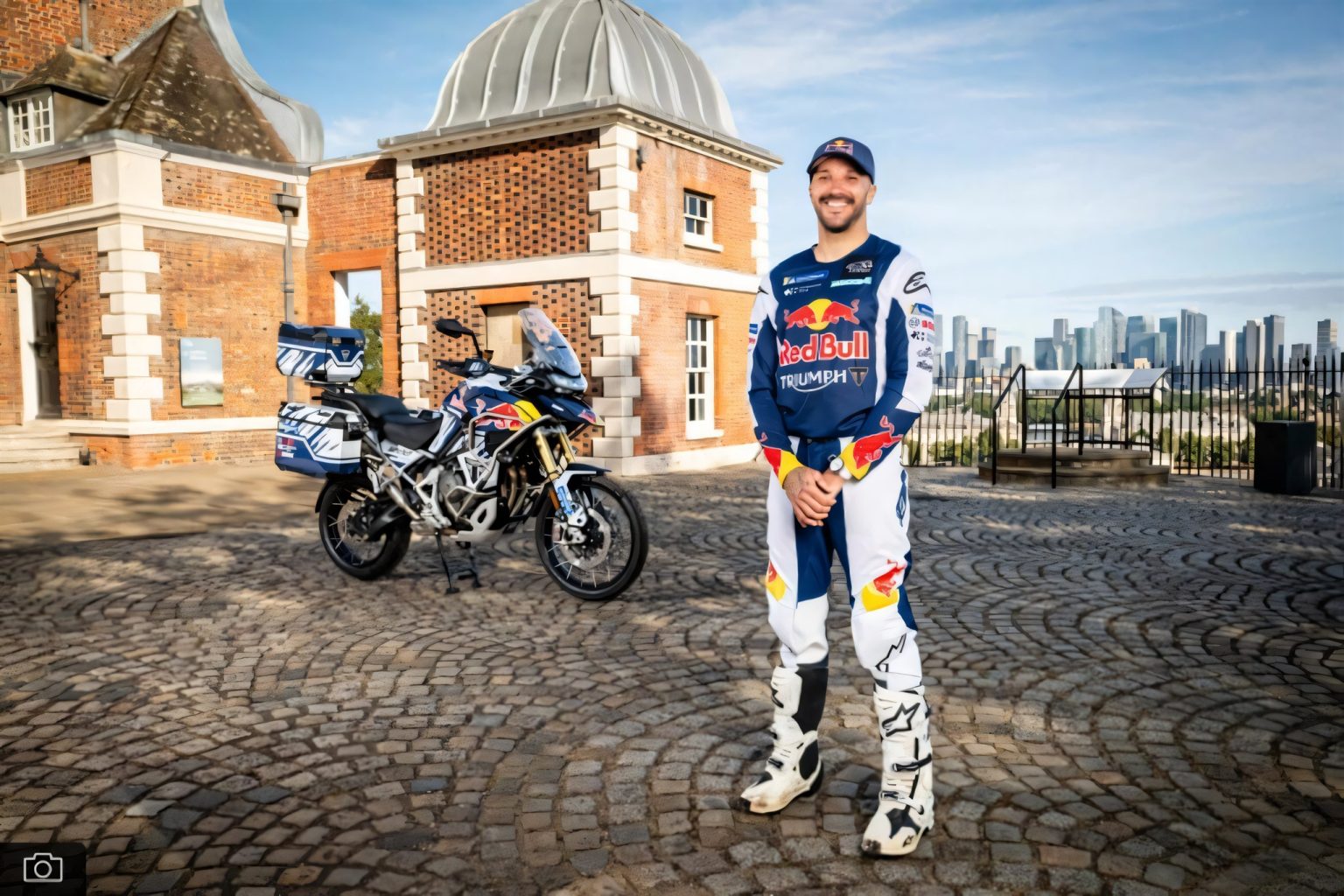 Sunderland verrät Triumphs Geheimnis: Neue Tiger 1200 auf Weltrekordfahrt Sam Sunderland startet bei Nacht auf der Triumph Tiger 1200 durch die Startbanner der Weltrekordfahrt in Greenwich