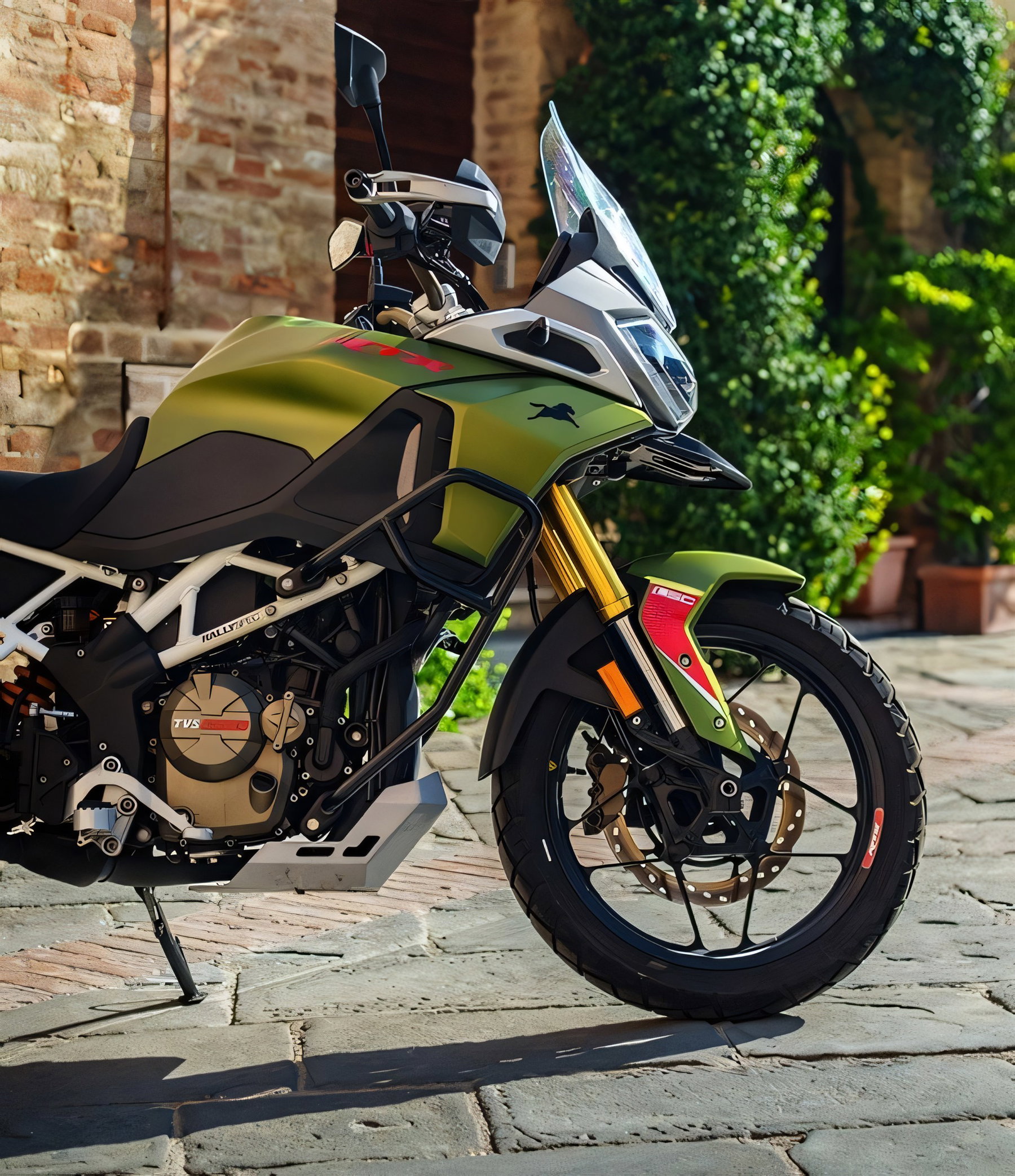 TVS RTX 300 2026 – Detailansicht von Frontpartie, LED-Scheinwerfer, goldener Upside-Down-Gabel und Motor vor mediterraner Kulisse