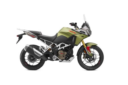 TVS RTX 300 2026 – Seitenansicht der Adventurer-Version in Olivgruen mit weissem Gitterrohrrahmen, goldenen Upside-Down-Gabeln und Speichenraedern im Rallye-Look, Studioaufnahme