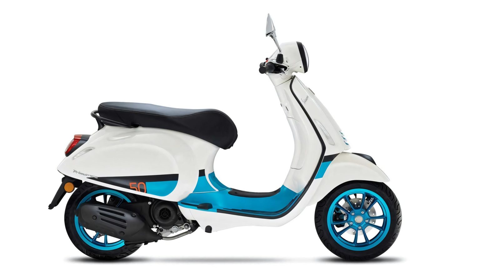 Vespa Primavera wird zur EU-Marke: Was das für Retro-Roller bedeutet Vespa Primavera Color Vibe in Weiß mit türkisfarbenen Akzenten – Seitenansicht vor weißem Hintergrund
