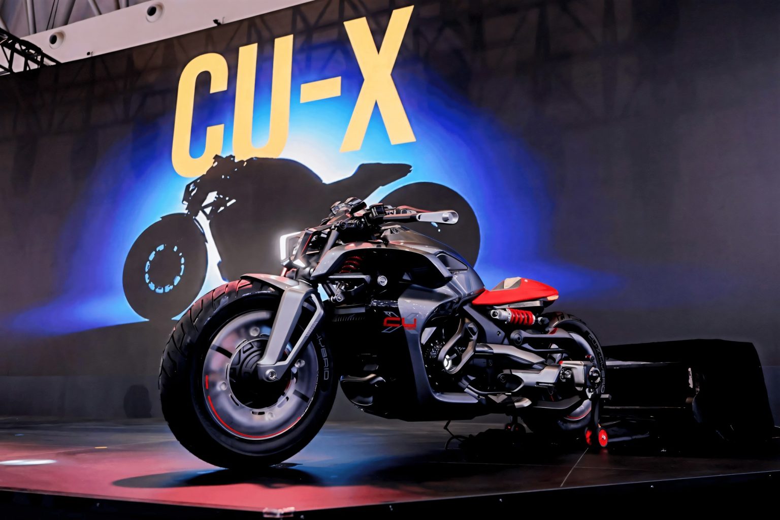 Voge CU-X Hybrid: What the concept cruiser reveals about Voge’s future Voge CU-X Hybrid Concept – Gesamtansicht schräg von vorne auf der Bühne vor großem CU-X-Schriftzug