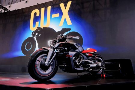 Voge CU-X Hybrid Concept – Gesamtansicht schräg von vorne auf der Bühne vor großem CU-X-Schriftzug