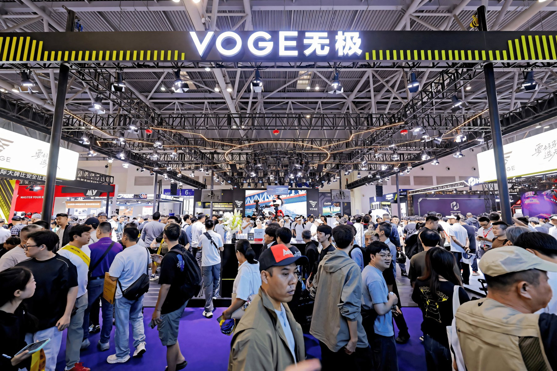 Voge CU-X Hybrid: What the concept cruiser reveals about Voge's future 3 Voge CU-X Hybrid Concept – Voge-Messestand auf der CIMA 2026 in Chongqing mit zahlreichen Besuchern