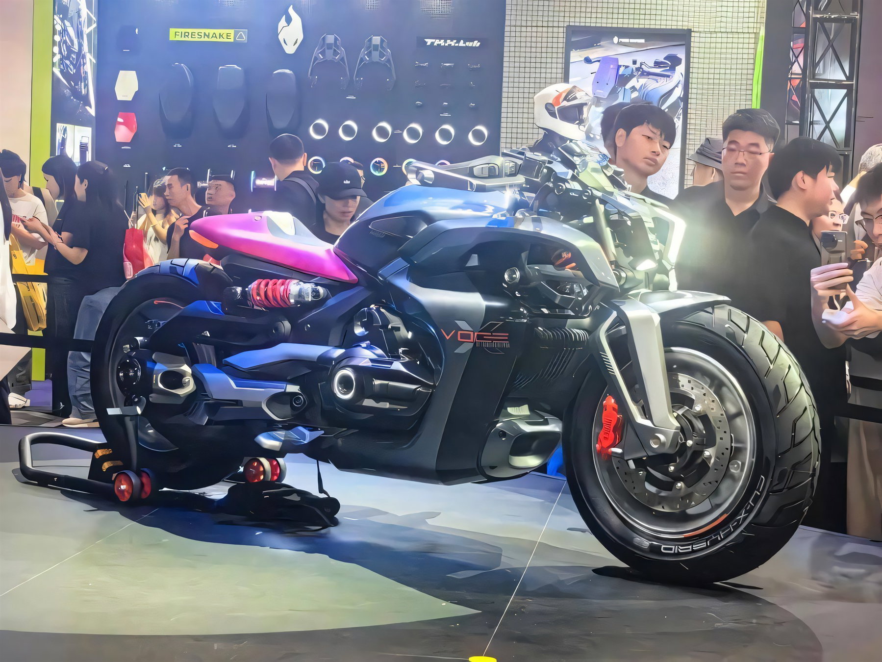 Voge CU-X Hybrid: What the concept cruiser reveals about Voge's future 1 Voge CU-X Hybrid Concept – silbern-rotes Konzeptmotorrad auf dem Messestand, umringt von fotografierenden Besuchern