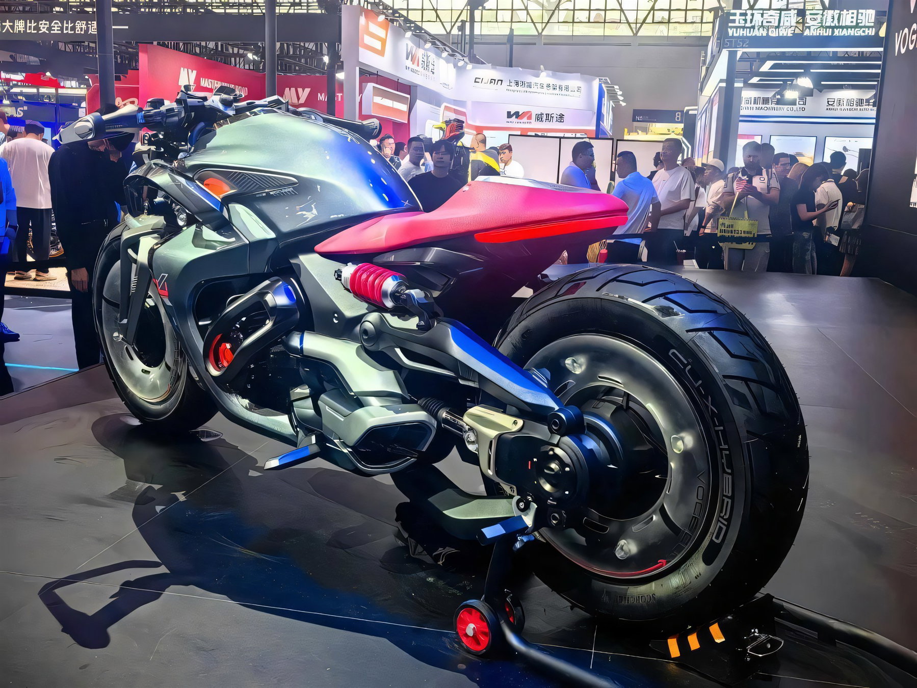 Voge CU-X Hybrid: What the concept cruiser reveals about Voge's future 2 Voge CU-X Hybrid Concept – Heckpartie mit breitem Hinterreifen und roter Heckverkleidung auf dem Messestand
