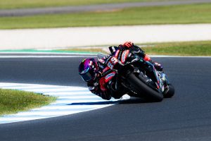 Jorge Martin auf der Aprilia RS-GP in Schräglage am blau-weißen Kerb – MotoGP Australien GP Phillip Island 2026 (Freitagstraining)