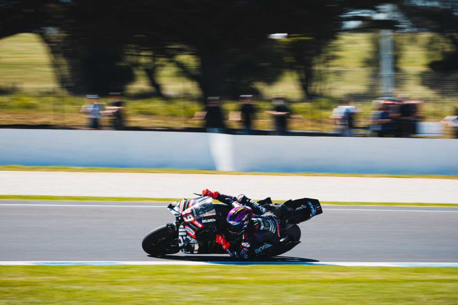 Jorge Martin auf der Aprilia RS-GP in Schräglage, Mitzieher vor den Zuschauern – MotoGP Australien GP Phillip Island 2026 (Freitagstraining)