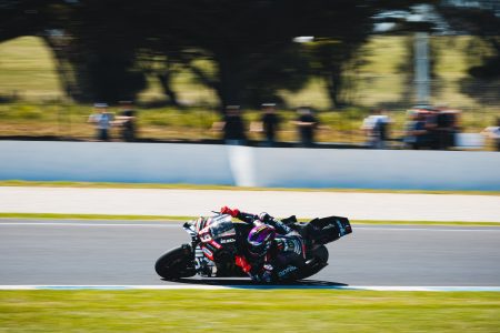 Jorge Martin auf der Aprilia RS-GP in Schräglage, Mitzieher vor den Zuschauern – MotoGP Australien GP Phillip Island 2026 (Freitagstraining)