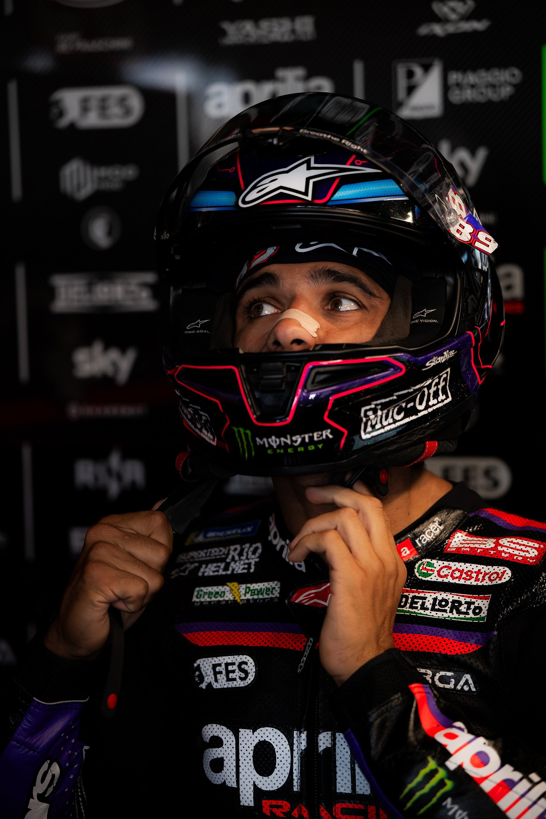 Nach Martins Sturz: Tardozzi stellt die 22 MotoGP-Sprints infrage 4 Jorge Martin (Aprilia Racing) beim Aufsetzen des Helms in der Box – MotoGP Australien GP Phillip Island 2026 (Freitagstraining)