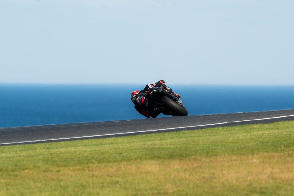 MotoGP Phillip Island: Fahrer wollten fahren, der Hubschrauber nicht 6 Marco Bezzecchi auf der Aprilia RS-GP in Schräglage vor dem Meer der Bass Strait – MotoGP Australien GP Phillip Island 2026 (Freitagstraining)