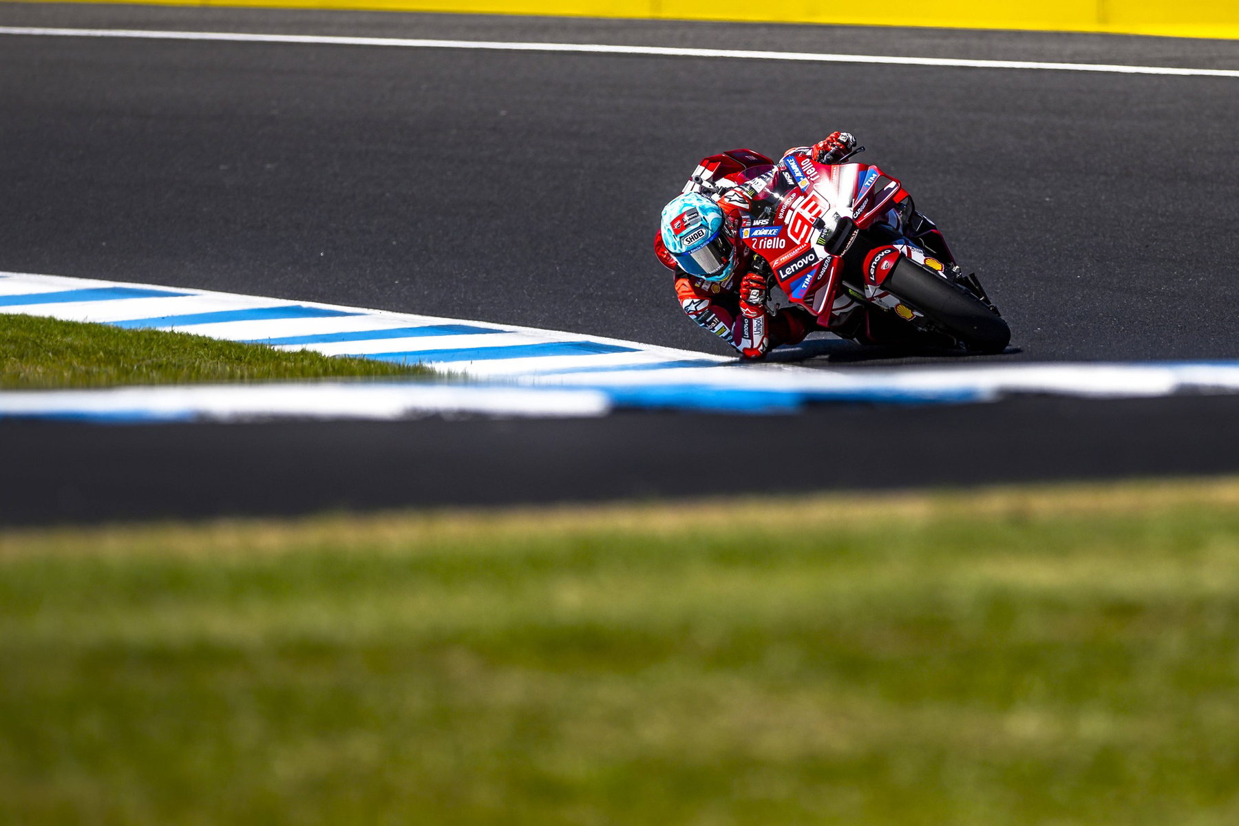 Marc Marquez auf der Ducati Desmosedici GP26 in Schräglage am blau-weißen Kerb – MotoGP Australien GP Phillip Island 2026 (Freitagstraining)