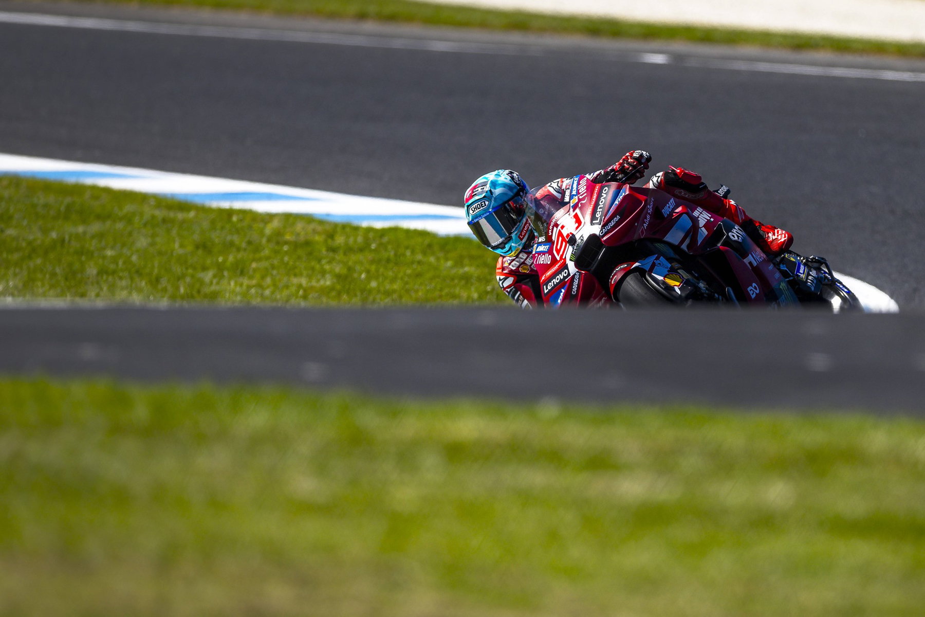 MotoGP Phillip Island: Fahrer wollten fahren, der Hubschrauber nicht 1 Marc Marquez auf der Ducati Desmosedici GP26 in Schräglage hinter dem Kerb, tiefe Perspektive – MotoGP Australien GP Phillip Island 2026 (Freitagstraining)