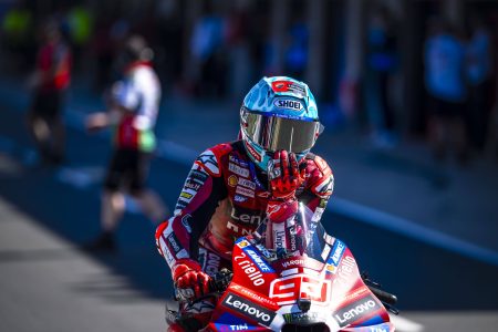 Marc Marquez auf der Ducati Desmosedici GP26 auf dem Motorrad in der Boxengasse, Frontansicht – MotoGP Australien GP Phillip Island 2026 (Freitagstraining)