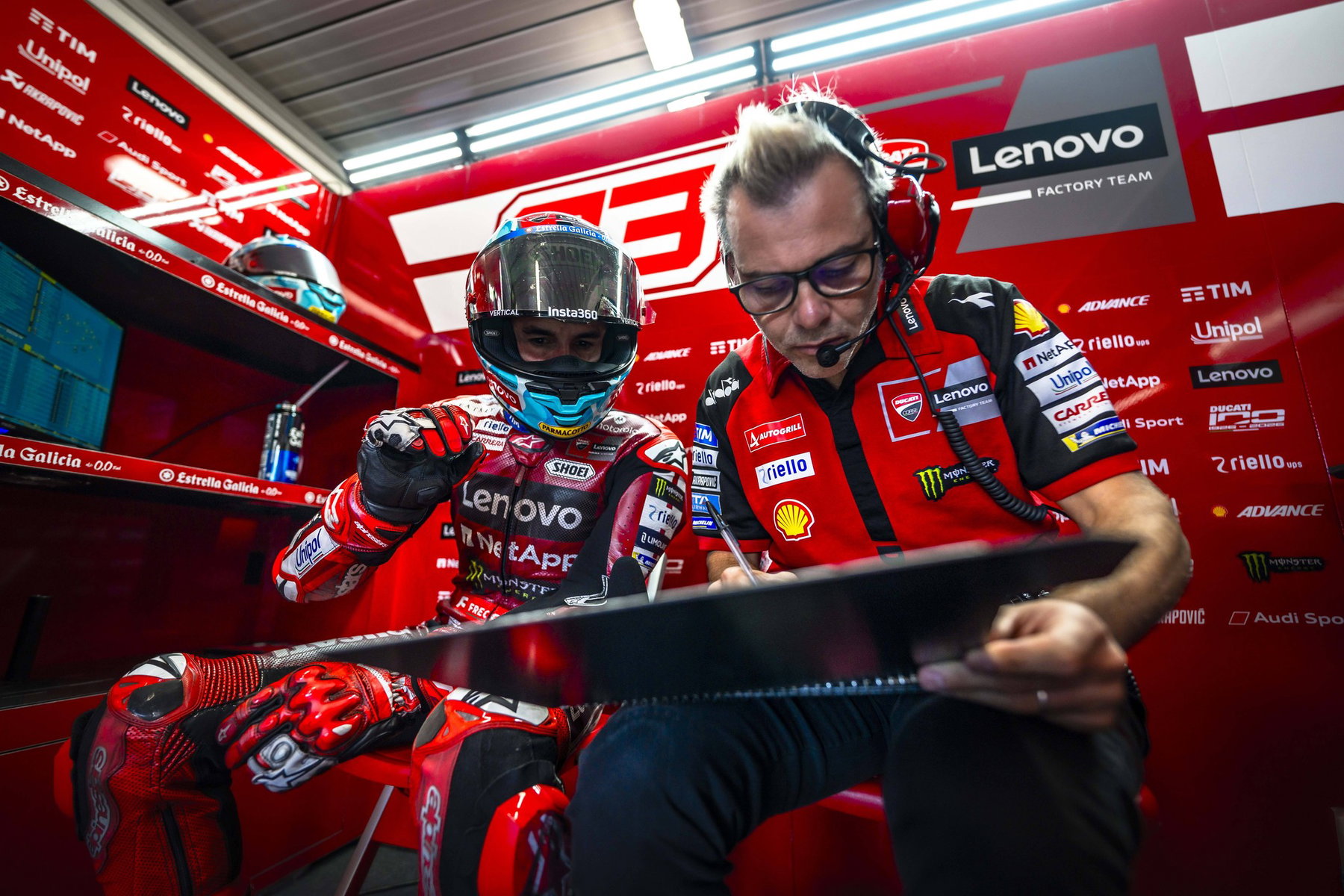 Marc Marquez (Ducati Lenovo Team) in der Box mit seinem Ingenieur bei der Datenanalyse – MotoGP Australien GP Phillip Island 2026 (Freitagstraining)
