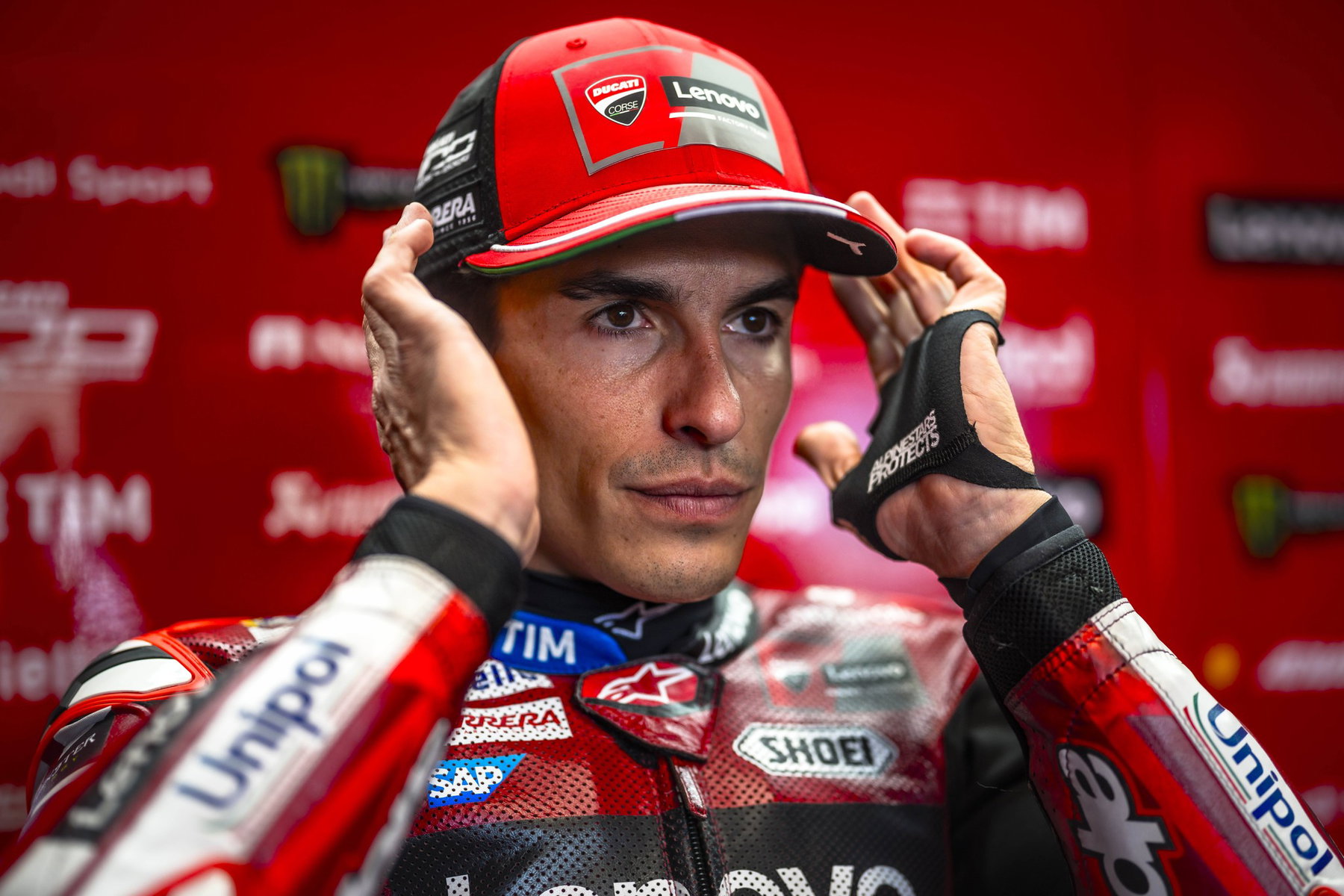 Marc Marquez (Ducati Lenovo Team) mit Teamkappe in der Box, Porträt – MotoGP Australien GP Phillip Island 2026 (Freitagstraining)