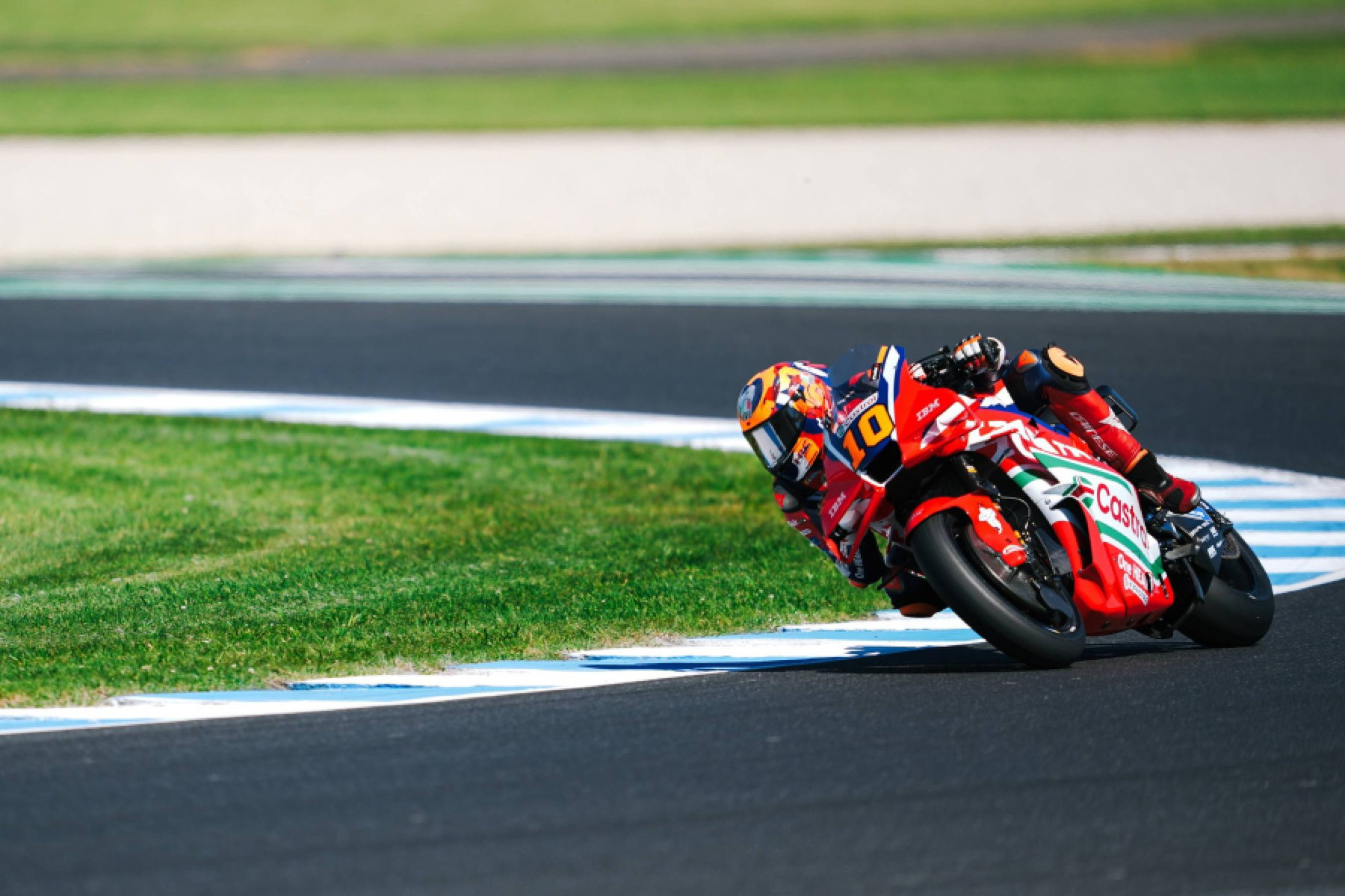 Joan Mir Back at Honda: What We Know About His 44-Day Break 3 Luca Marini auf der Honda RC213V in Schräglage am blau-weißen Kerb – MotoGP Australien GP Phillip Island 2026
