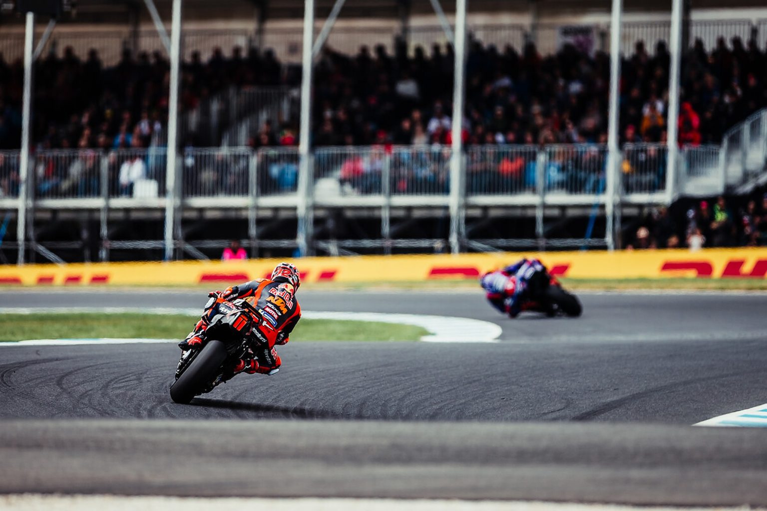 Vinales und Ducati, Acosta und Marquez: Wer 2027 von wem lernen will Maverick Vinales auf der KTM RC16 in Schräglage vor der Tribüne – MotoGP Australien GP Phillip Island 2026 (Sprint)