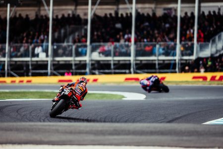 Maverick Vinales auf der KTM RC16 in Schräglage vor der Tribüne – MotoGP Australien GP Phillip Island 2026 (Sprint)