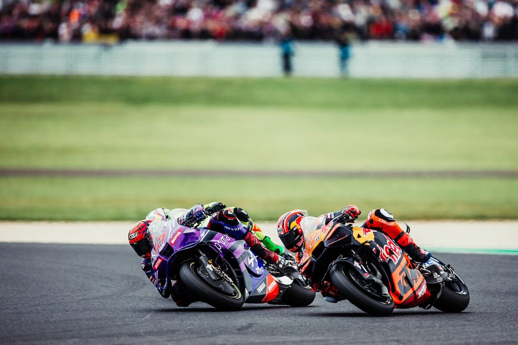 Vinales und Ducati, Acosta und Marquez: Wer 2027 von wem lernen will 1 Maverick Vinales auf der KTM RC16 im Zweikampf – MotoGP Australien GP Phillip Island 2026 (Sprint)