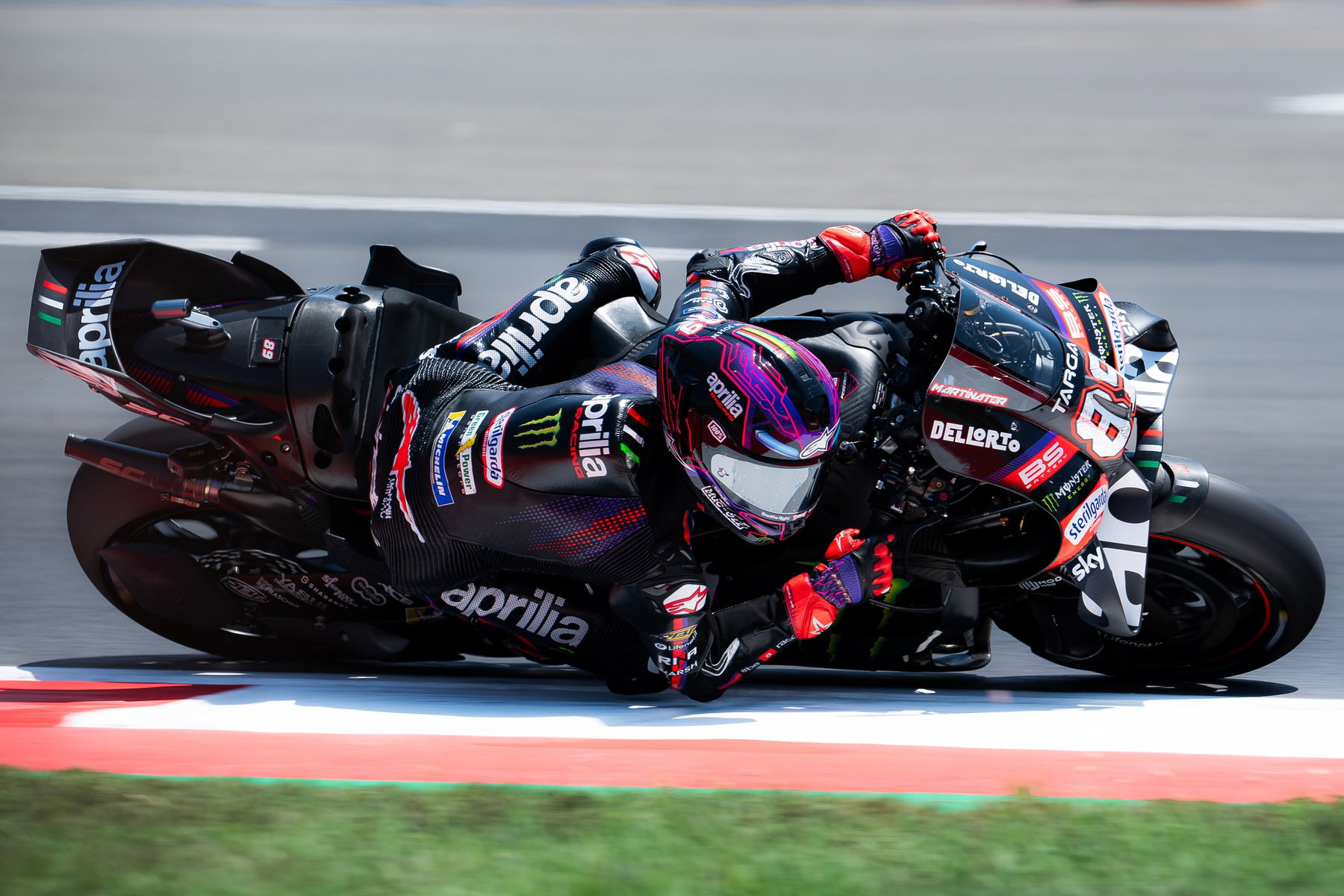 Aprilia-Vierfachsieg in Mandalika: Bezzecchi gewinnt, Martin führt wieder 6 Jorge Martin mit violettem Helm in extremer Schräglage auf der Aprilia RS-GP mit der Startnummer 89, Nahaufnahme – MotoGP Indonesien-GP Mandalika 2026