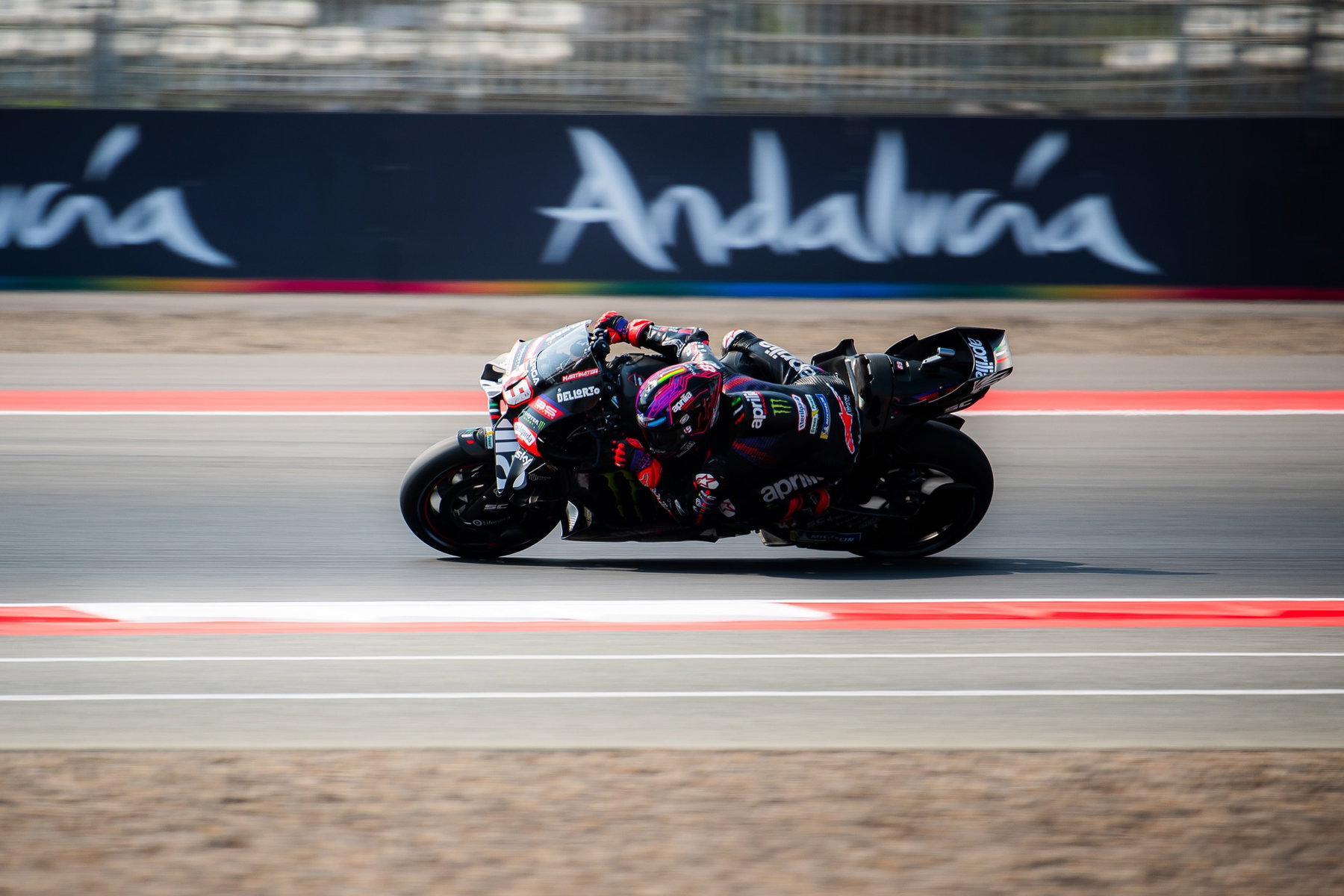 Aprilia erwägt Stallorder für Martin: Was das für Bezzecchi bedeutet 5 Jorge Martin in Schräglage auf der Aprilia RS-GP in der Seitenansicht, mitgezogener Hintergrund – MotoGP Indonesien-GP Mandalika 2026