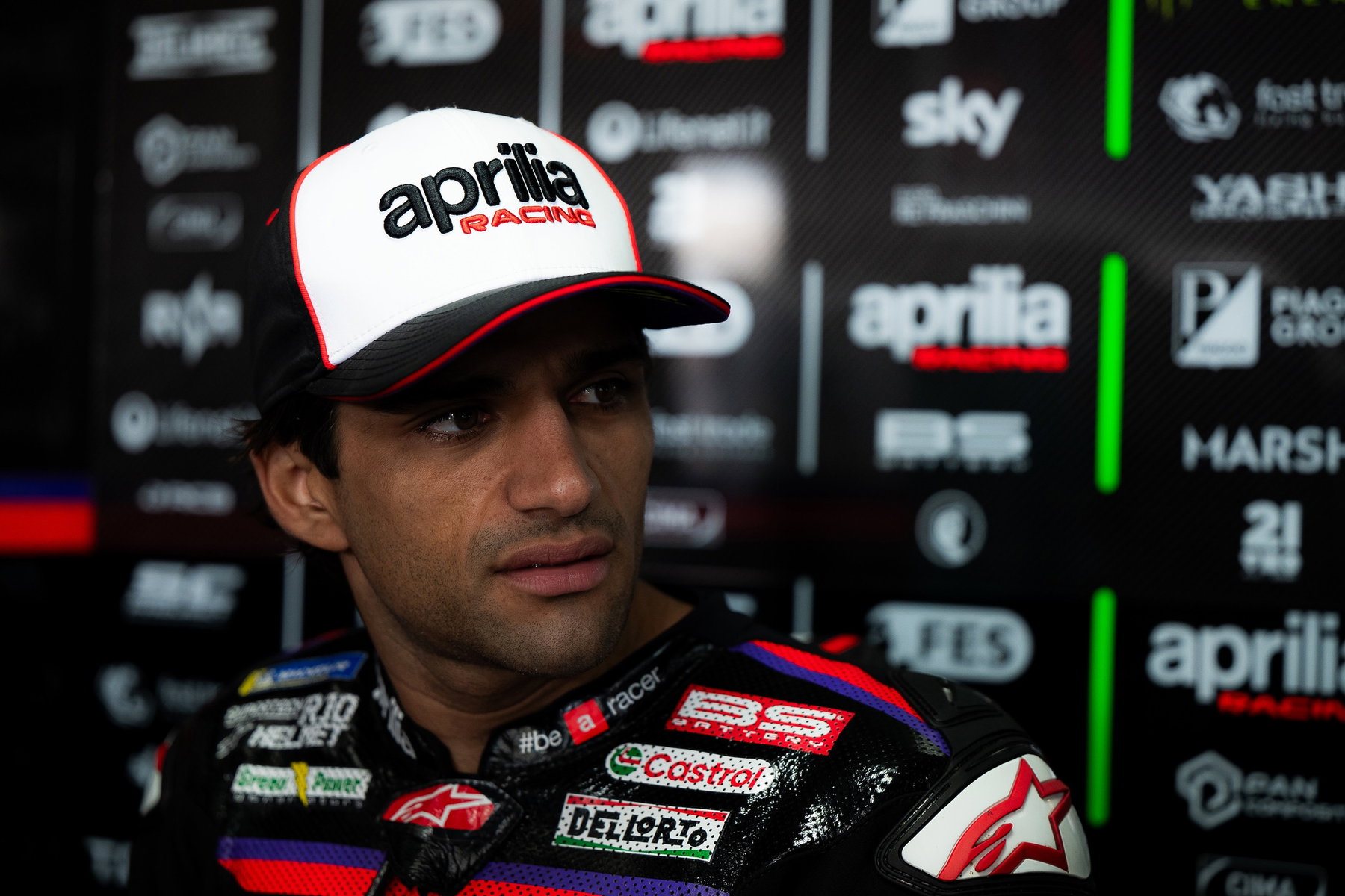 Aprilia erwägt Stallorder für Martin: Was das für Bezzecchi bedeutet 7 Jorge Martin mit weißer Aprilia-Racing-Cap im Porträt in der Box – MotoGP Indonesien-GP Mandalika 2026