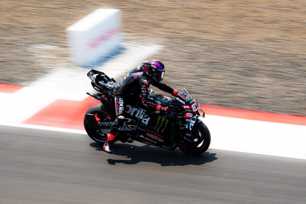 Jorge Martin auf der Aprilia RS-GP am rot-weißen Randstein aus erhöhter Perspektive – MotoGP Indonesien-GP Mandalika 2026