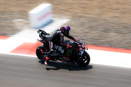Jorge Martin auf der Aprilia RS-GP am rot-weißen Randstein aus erhöhter Perspektive – MotoGP Indonesien-GP Mandalika 2026