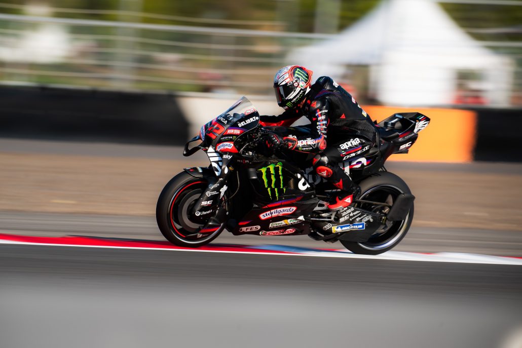Marco Bezzecchi in Schräglage auf der schwarzen Aprilia RS-GP mit Monster-Energy-Logo, mitgezogener Hintergrund – MotoGP Indonesien-GP Mandalika 2026
