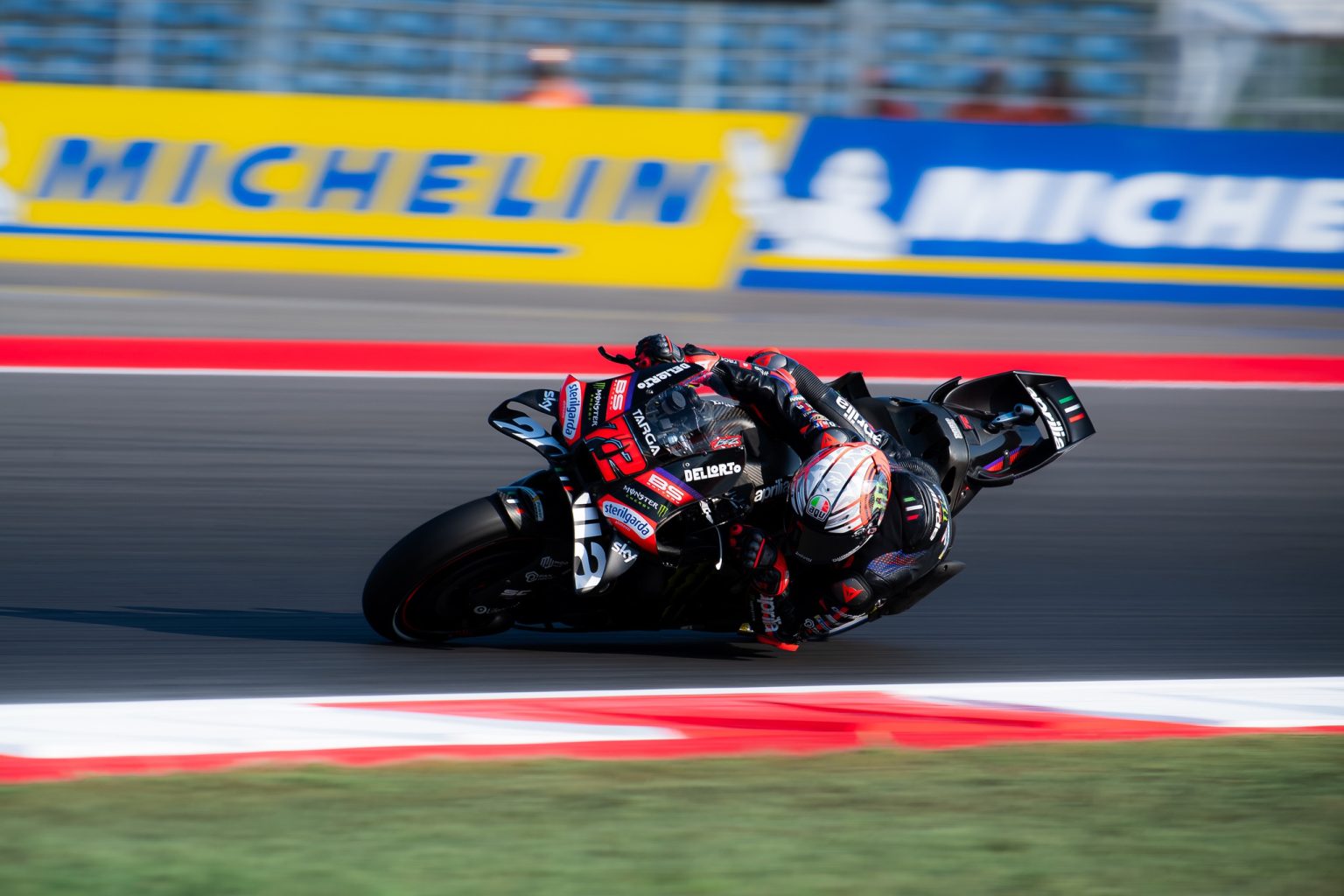 Aprilia-Vierfachsieg in Mandalika: Bezzecchi gewinnt, Martin führt wieder Marco Bezzecchi mit der Startnummer 72 in Schräglage auf der Aprilia RS-GP vor der Michelin-Bande – MotoGP Indonesien-GP Mandalika 2026